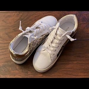 NWOT-Madden Girl Larrk Snakeskin Printed Sneakers